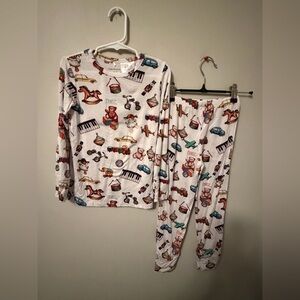 Posh Peanut x Fao Schwartz White Musical Print Pajama Set